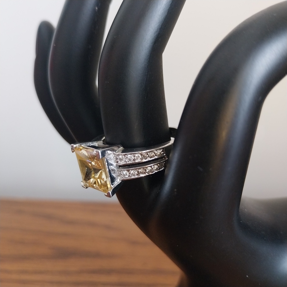 18 KGF  and Yellow Gemstone Ring - Picture 10 of 15
